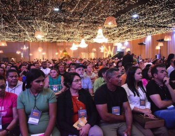 Acácio reúne 2 mil pessoas em lançamento de programa que construirá casas nos 16 municípios