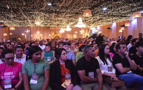 Acácio reúne 2 mil pessoas em lançamento de programa que construirá casas nos 16 municípios