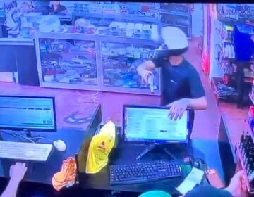 Tatuagem na mão pode ajudar polícia a identificar dupla que assaltou loja