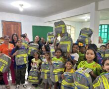 Uniformes de operação da Equatorial viram mochilas para estudantes do Amapá