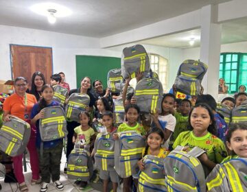 Uniformes de operação da Equatorial viram mochilas para estudantes do Amapá