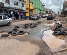 Entre crateras e pneus: 7ª dos Congós deixa de ser via e vira obstáculo