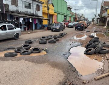 Entre crateras e pneus: 7ª dos Congós deixa de ser via e vira obstáculo