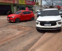 Buracos antigos viram crateras e obrigam motoristas a invadir calçadas na zona sul de Macapá
