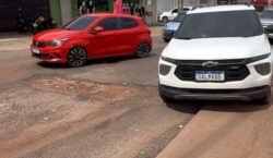 Buracos antigos viram crateras e obrigam motoristas a invadir calçadas na zona sul de Macapá