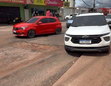 Buracos antigos viram crateras e obrigam motoristas a invadir calçadas na zona sul de Macapá
