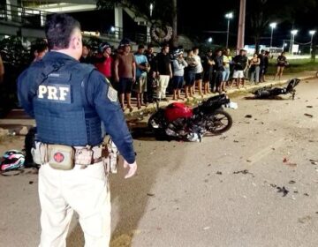 Tentativa de ultrapassagem deixa 2 jovens mortos em colisão entre motos