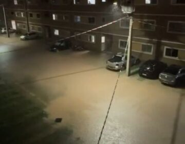 Água da chuva e esgoto alagam apartamentos e levam desespero a condomínio da prefeitura