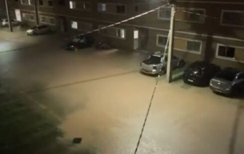 Água da chuva e esgoto alagam apartamentos e levam desespero a condomínio da prefeitura