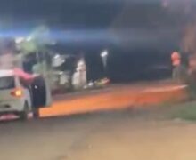 Moradores filmam mulher pedindo para sair de carro em movimento em Santana