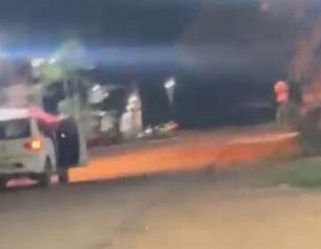 Moradores filmam mulher pedindo para sair de carro em movimento em Santana