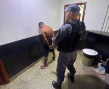 Nervoso, suspeito de tráfico tenta escapar de abordagem e acaba preso