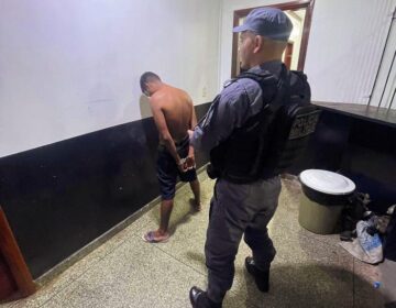 Nervoso, suspeito de tráfico tenta escapar de abordagem e acaba preso