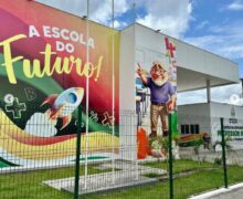 Professora acusada de agredir aluno de 5 anos segue em sala de aula