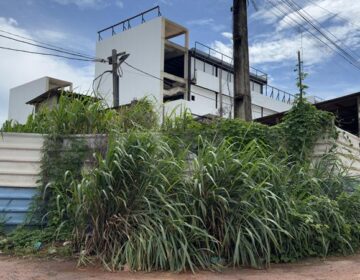 Atraso, mato e cadeados: o Hospital Municipal alvo de operação da PF