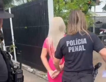 Mulher procurada por tentar matar a rival é presa ao visitar marido no Iapen