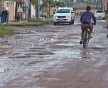 ‘Parece que a guerra é aqui’, diz motorista sobre buraqueira na zona sul de Macapá