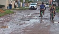 ‘Parece que a guerra é aqui’, diz motorista sobre buraqueira na zona sul de Macapá