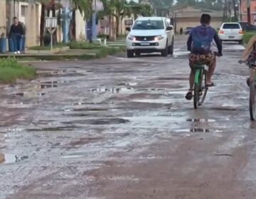 ‘Parece que a guerra é aqui’, diz motorista sobre buraqueira na zona sul de Macapá
