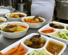 No 1º dia de contrato emergencial, presos recebem assado de panela e salada de legumes