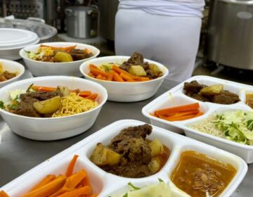 No 1º dia de contrato emergencial, presos recebem assado de panela e salada de legumes