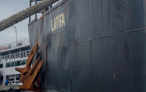 Após dias racionando comida e água, navio que estava à deriva chega ao Amapá