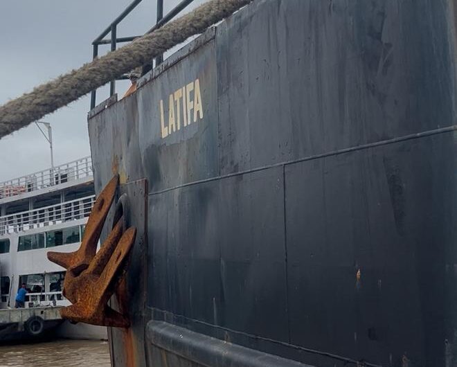 Após dias racionando comida e água, navio que estava à deriva chega ao Amapá