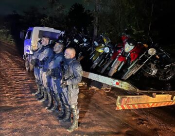 Operação encontra 18 motocicletas furtadas do Detran escondidas na mata