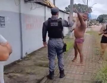 Motorista embriagado, de cueca e sem CNH, causa colisão e parte para cima de populares