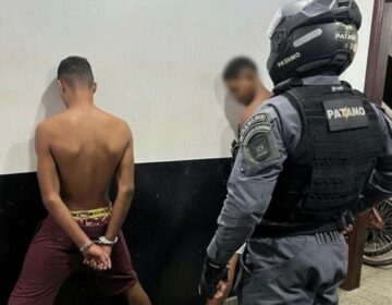 PM flagra “feira de drogas” em ponte, apreende 47 porções e prende dois