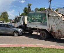 Colisão entre caminhão do lixo e SUV deixa motorista ferida e provoca congestionamento