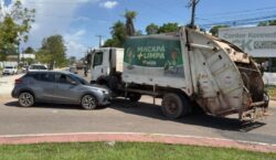 Colisão entre caminhão do lixo e SUV deixa motorista ferida e provoca congestionamento