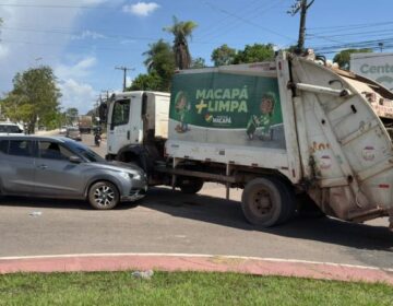 Colisão entre caminhão do lixo e SUV deixa motorista ferida e provoca congestionamento