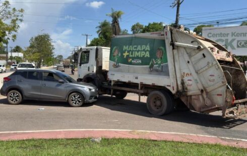 Colisão entre caminhão do lixo e SUV deixa motorista ferida e provoca congestionamento