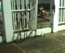 Motociclista tem corpo arremessado para dentro de escola: ‘parou de respirar’