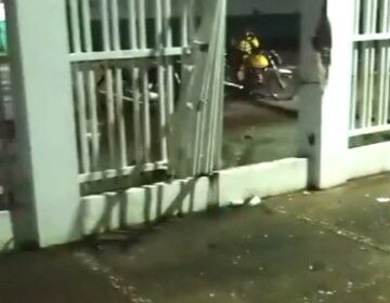 Motociclista tem corpo arremessado para dentro de escola: ‘parou de respirar’