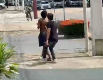 Estudantes agridem morador de rua com arma de choque; caso é investigado