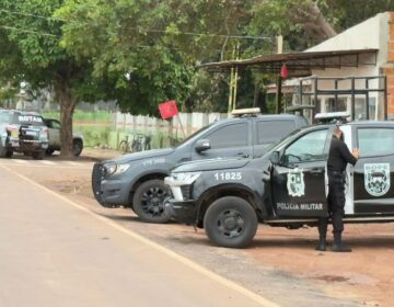 Homicida com tornozeleira invade creche e faz professora refém