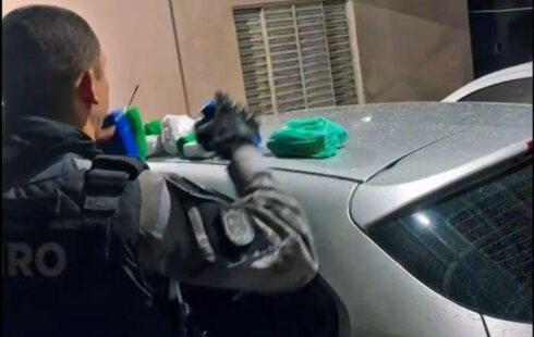 Mulher ligada a conselho do Iapen é presa com drogas e celulares destinados a presos