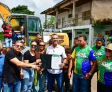 Clécio inicia construção de praça na orla e inaugura Super Fácil em Calçoene