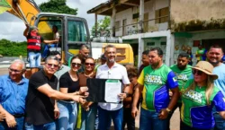 Clécio inicia construção de praça na orla e inaugura Super Fácil em Calçoene