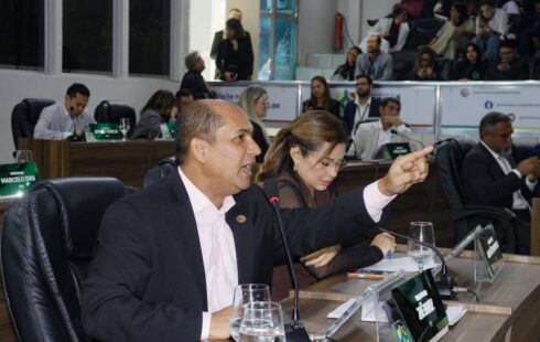 Câmara rejeita relatório e mantém processo que pode cassar vice-prefeito de Macapá