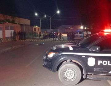 Criminosos surpreendem homem que lanchava na rua e o executam com seis tiros na cabeça