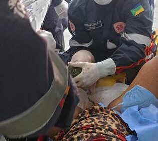 Parto de emergência é realizado em ambulância após resgate aéreo entre Afuá e Macapá