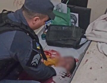 Policiais salvam jovem esfaqueado no pescoço após atendimento emergencial