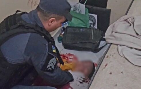 Policiais salvam jovem esfaqueado no pescoço após atendimento emergencial