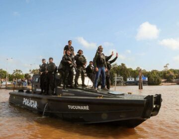 Clécio entrega lancha blindada para combate ao crime organizado nos rios do Amapá
