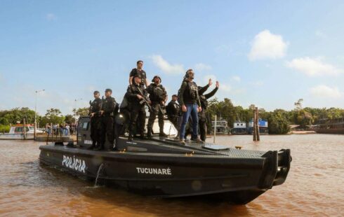 Clécio entrega lancha blindada para combate ao crime organizado nos rios do Amapá