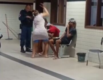 Desespero de mãe termina em agressão dentro de DP após filho ser detido por roubo