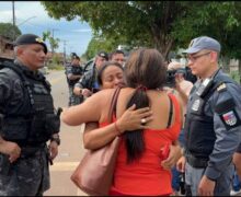 Emocionada, diretora de creche invadida por bandido agradece o Bope por resgate de colega